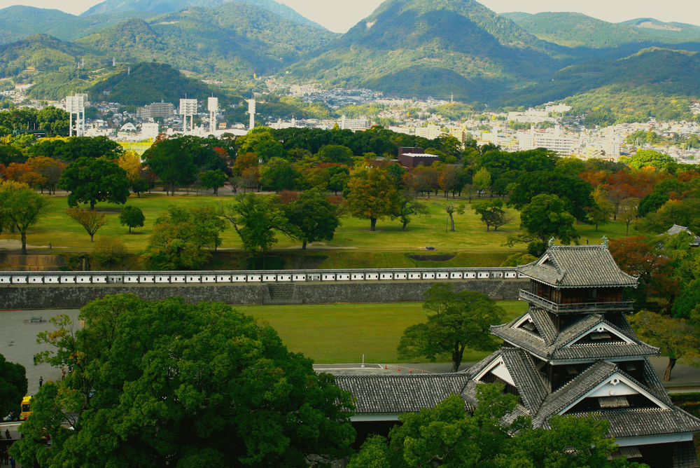 熊本市の車なし観光にて熊本城から見下ろす熊本市街のイメージ画像